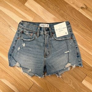 Abercrombie & Fitch Mid Ride Mom Short Light Wash 24/00